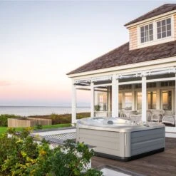 Jacuzzi® J475IP™ - 6 Person Hot Tub With 1 Lounger -Outdoor Living Hot Tubs Hot Tub Jacuzzi 475 2020 lifestyle image in garden