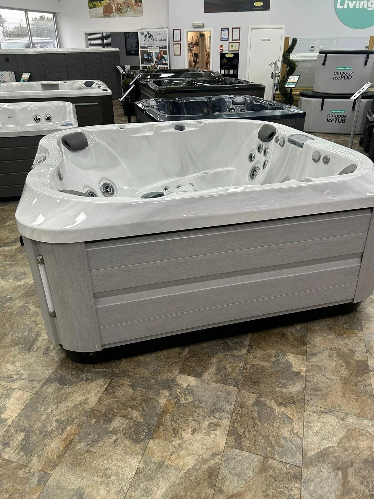 Jacuzzi® J335 Hot Tub 2 Jacuzzi® J335 Hot Tub - Image 2