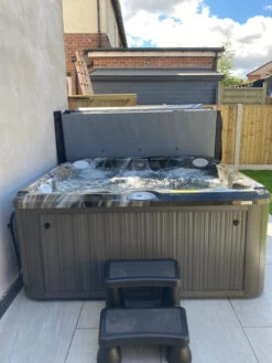 Jacuzzi® J235™ / J235IP™ - 6 Person Hot Tub With 1 Lounger -Outdoor Living Hot Tubs J235IP2