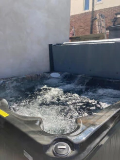 Jacuzzi® J235™ / J235IP™ - 6 Person Hot Tub With 1 Lounger -Outdoor Living Hot Tubs J235IP4