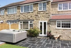 Jacuzzi® J445IP™ - 7 Person Hot Tub -Outdoor Living Hot Tubs J445 UK 2019 Lifestyle 3000x2018 e40e74c2 cff8 4fa0 b150 4f83d453aea6