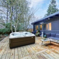 Jacuzzi® J475IP™ - 6 Person Hot Tub With 1 Lounger -Outdoor Living Hot Tubs J475 2020 lifestyle image in garden