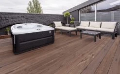 Jacuzzi® J435IP™ - 6 Person Hot Tub With 1 Lounger -Outdoor Living Hot Tubs JHT J435 Lifestyle 2000x1237 fe62bf6c 1c84 4061 9a3c 58bdcd8565e1