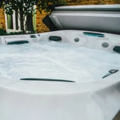 Jacuzzi® J475IP™ - 6 Person Hot Tub With 1 Lounger -Outdoor Living Hot Tubs Jacuzzi J475IP 5 6PersonHotTub square 5